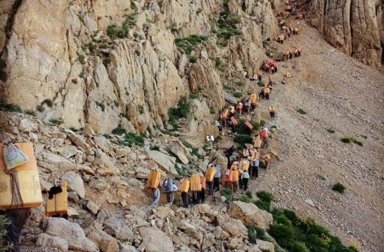 رحیمی، نماینده مجلس: ۴ کولبر در ۲ هفته اخیر کشته شده‌اند / میانگین سنی آنها ۳۰ سال بود