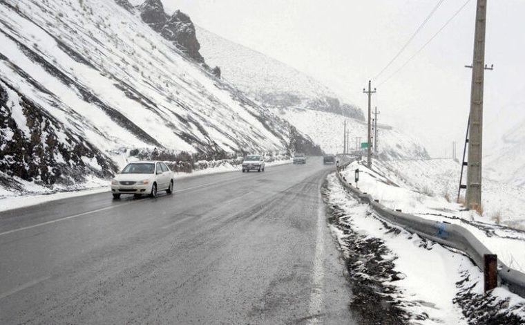 برف و باران در محورهای ۱۷ استان/ جاده چالوس و آزادراه تهران – شمال تا سه‌شنبه مسدود شد