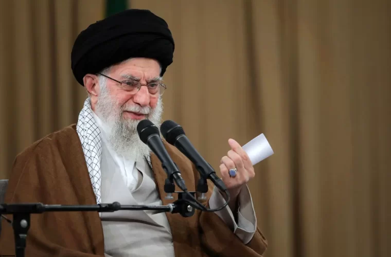 امام خامنه‌ای:امیدواریم رئیس جمهور به آغوش ملت برگردند